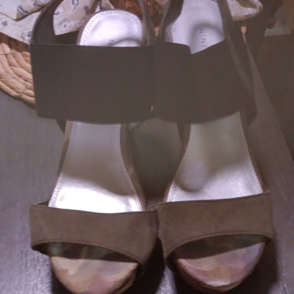 Nine WEST Stylish Women's Camouflage Sandals - Picture 1 of 5